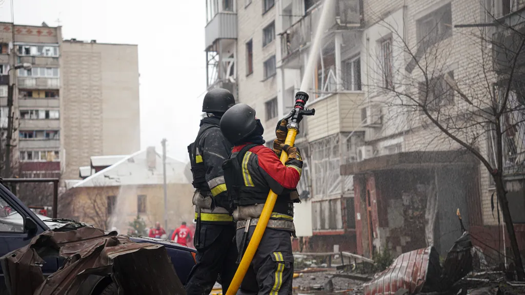 Russia accused of &#039;hollow&#039; peace talks as fresh strike injures dozens