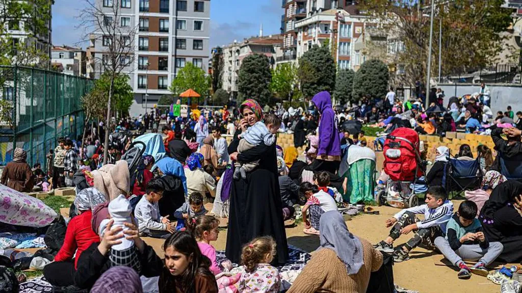Istanbul residents flood streets after 6.2-magnitude quake
