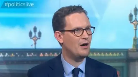 Minister sorry for comparing benefits to pocket money