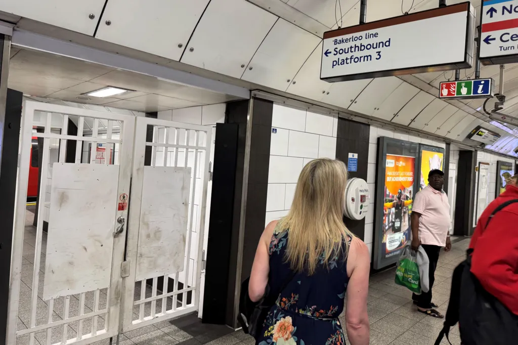 Power failure causes major disruption on London Underground