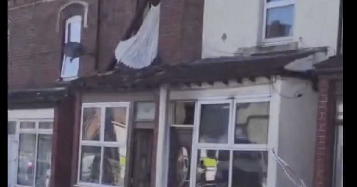 &#039;Bomb squad&#039; rushes to house in Leeds following reported explosion