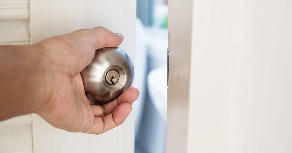 Households in England urged to close doors on Friday and Saturday