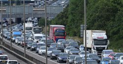M25 traffic LIVE: Chaos as police shut motorway with 4 miles of queues