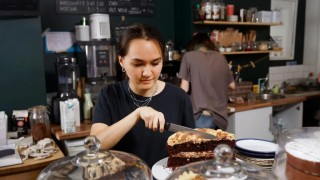 Minimum wage to rise to £12.71 for over-21s as millions get pay boost from April