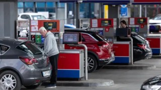 Slovenia caps daily fuel sales as cross‑border demand spikes