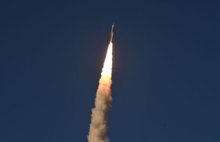Artemis 2 Launches to Moon Despite Early Toilet Fault and Brief Comms Hiccup
